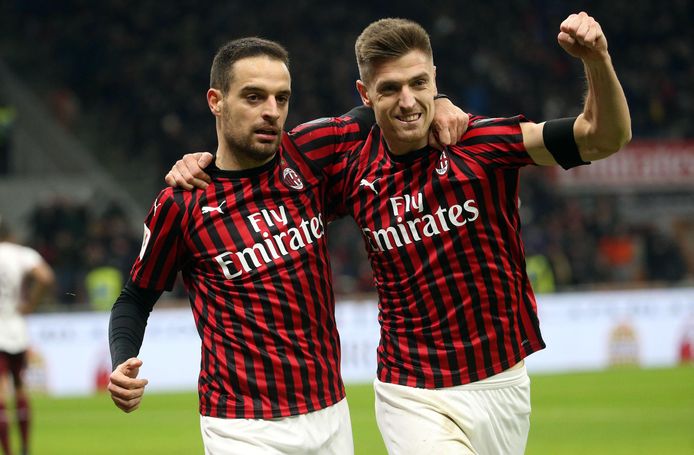 Piatek (R) viert een goal van Milan samen met ploeggenoot Giacomo Bonaventura