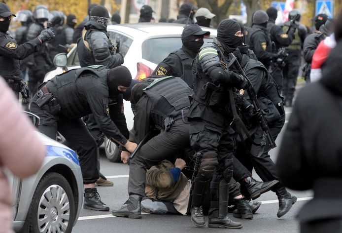 De Wit-Russische politie grijpt in bij massaprotest tegen president Loekasjenko.
