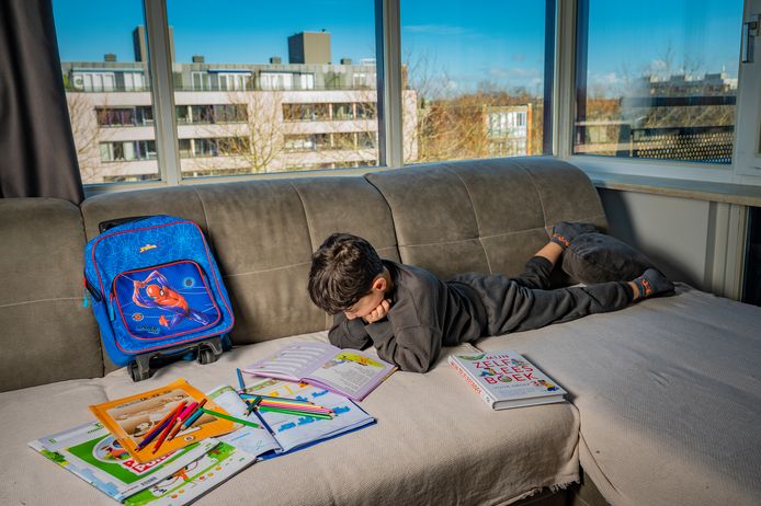 Damin zit al een hele tijd thuis omdat hij niet meer welkom is op zijn school.