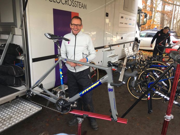 Vader Adrie van der Poel met de nieuwe fiets voor Mathieu.