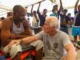 IN BEELD. Richard Gere steekt bootvluchtelingen op Middellandse Zee hart onder de riem