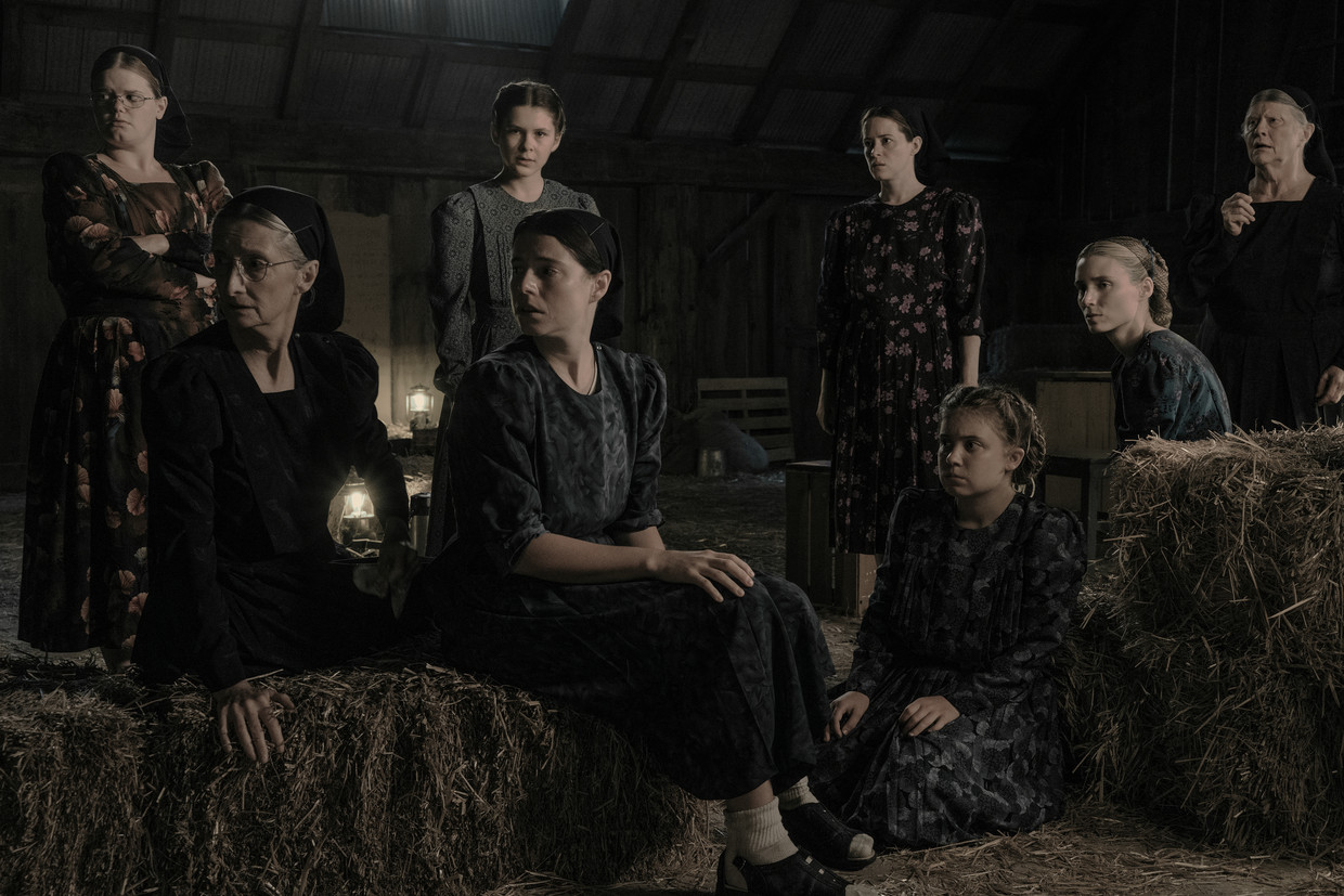 In ‘Women Talking’ zie je hoe een afvaardiging van acht verkrachte vrouwen zich op een hooizolder verzamelt om te praten over hun traumatische ervaringen en te overleggen over hun toekomst en die van hun kinderen.