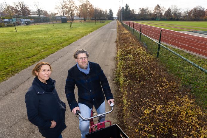 Marineke Wensink en John Hurkmans in sportpark De Schroef in Drunen. Rechts een deel van de accommodatie van atletiek- en wandelvereniging DAK.