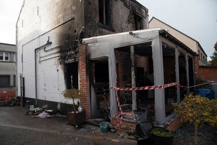 De woning aan de Hekkergemstraat brandde volledig uit.