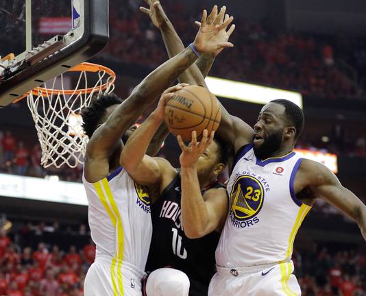 Eric Gordon (Houston Rockets) wordt verdedigd door Jordan Bell (links) en Draymond Green.