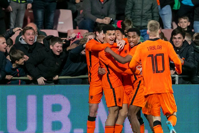 Jong Oranje viert de treffer.