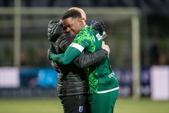 Daishawn Redan gets a hug from trainer Dick Schreuder.