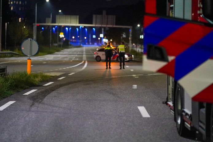 Op het viaduct van de Anthony Fokkerweg over de N2 in Eindhoven is maandagnacht een stilstaande bus met lekkend drugsafval aangetroffen.