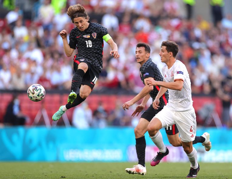 De Kroaat Luka Modric in actie tegen Spanje. Beeld EPA