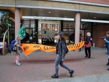XR demonstreert  tegen aanhouding man die agent beet