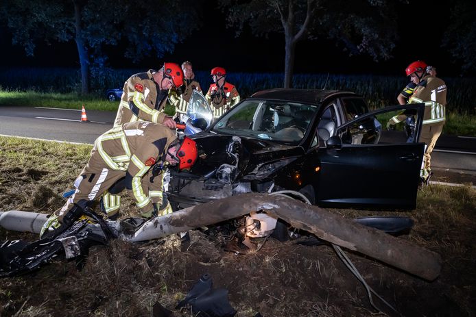 Een taxichauffeur is zondagnacht gewond geraakt nadat hij met zijn voertuig tegen een lantaarnpaal reed op de N65.