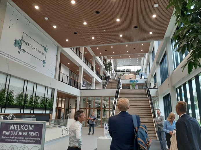 Fontys opent ‘duurzaam pareltje’ R10 op campus Eindhoven | Eindhoven ...