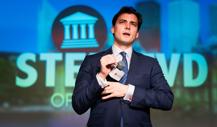 Baudet licht de plannen van zijn partij toe tijdens een bijeenkomst met kiezers in het Kurhaus. Het is de dag van de aanslag in Utrecht. Beeld Freek van den Bergh