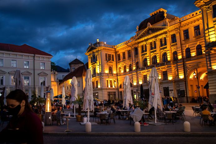 Een twintigtal openbare ruimtes in Vilnius zijn ingenomen door cafétafeltjes.