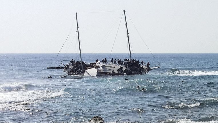 Migranten die proberen Griekenland te bereiken op een gekapseisde boot Beeld REUTERS