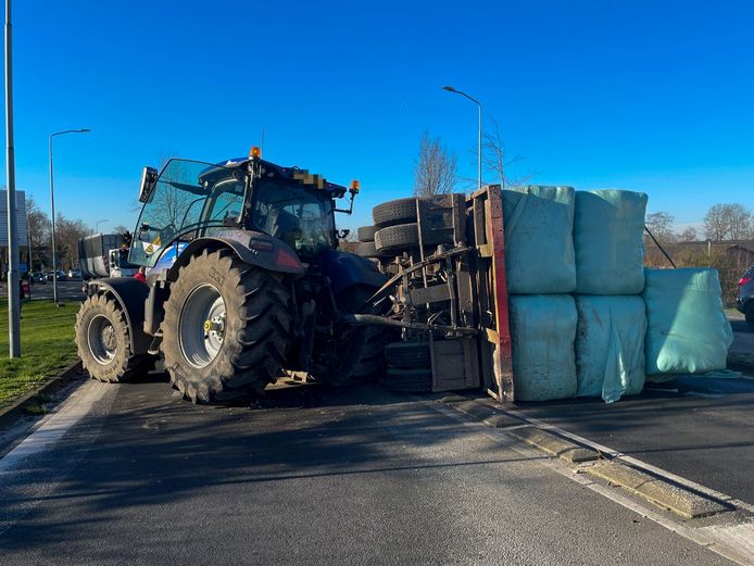onduidelijk worst Afstoten Tractor met aanhanger gekanteld in Nijkerkerveen | Nijkerk | destentor.nl
