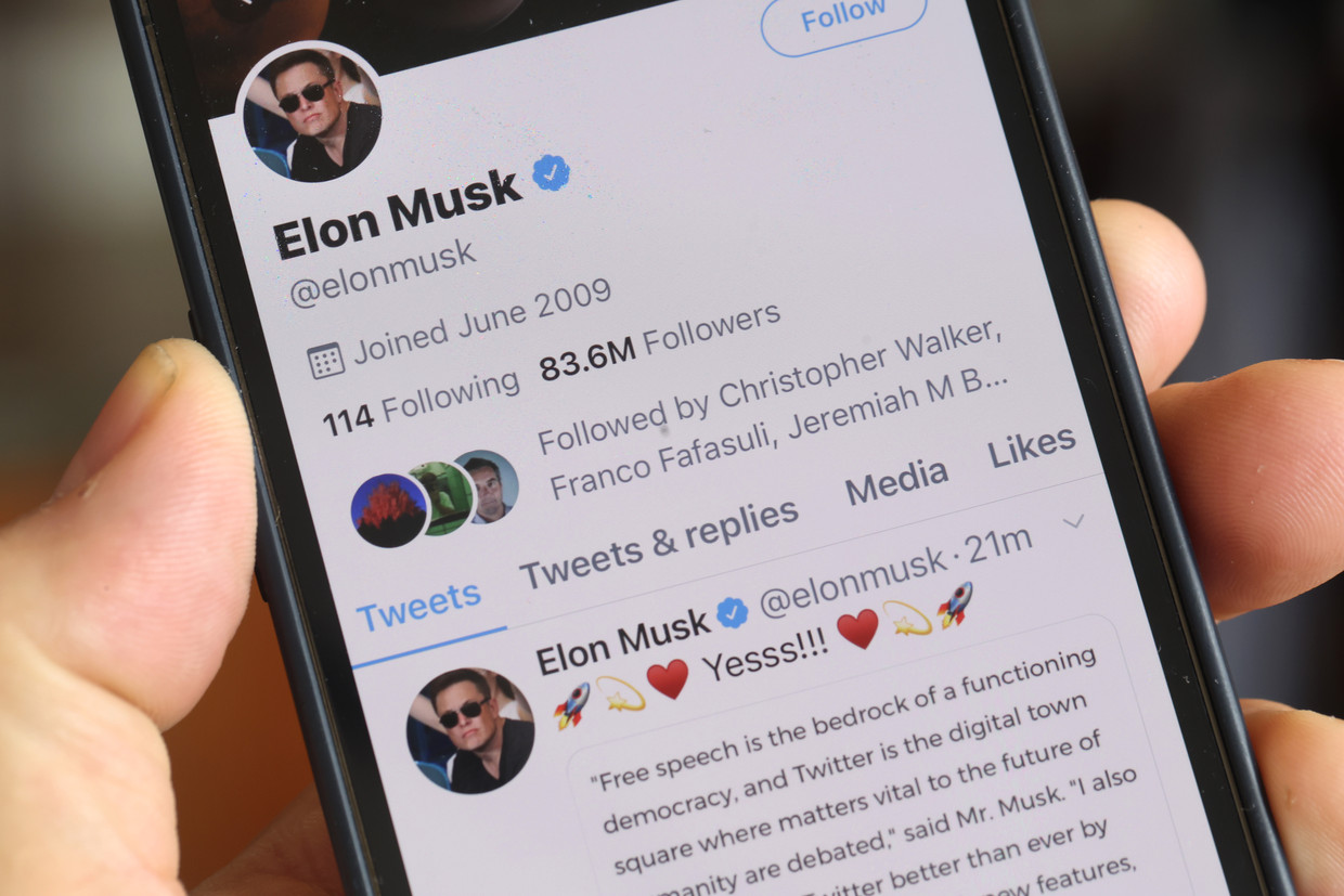 Elon Musk toont zijn blijdschap op zijn twitteraccount nadat Twitter zijn overnamebod heeft geaccepteerd. Beeld Getty Images