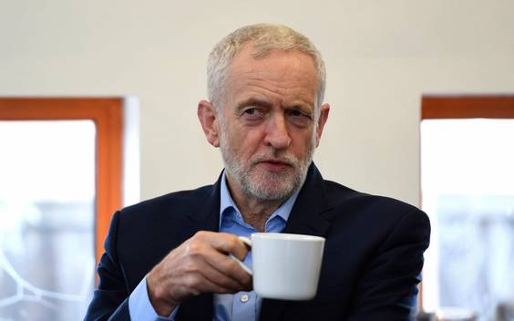 Britse oppositieleider doet vers brexit-voorstel op moment dat premier May vastloopt in Brussel