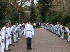 Indrukwekkend afscheid in Zwolle: vechtsporters vormen erehaag voor judo-icoon Vincent Boot