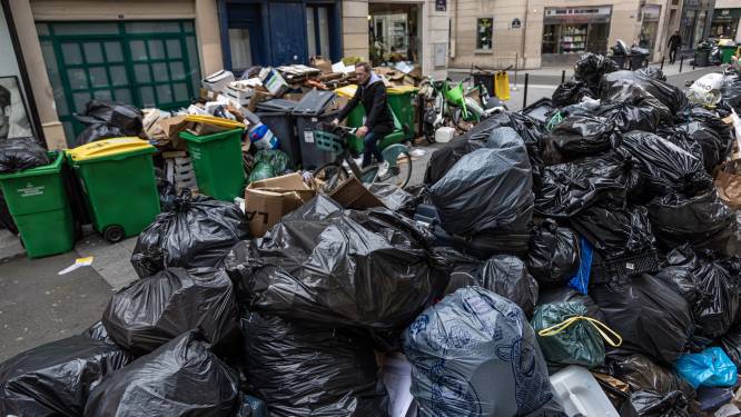 Gigantische berg afval zorgt voor verschrikkelijke geur in Parijs