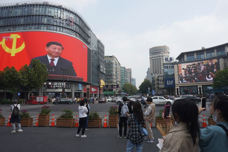 De Chinese president Xi Jinping op een groot scherm in Hangzhou. Beeld AP