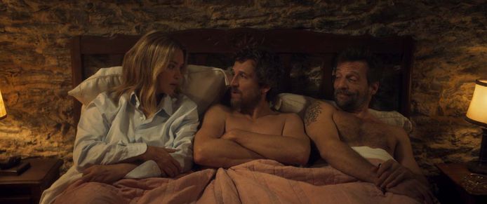 Guillaume Canet fait ménage à trois avec Virginie Efira et Laeticia Casta.