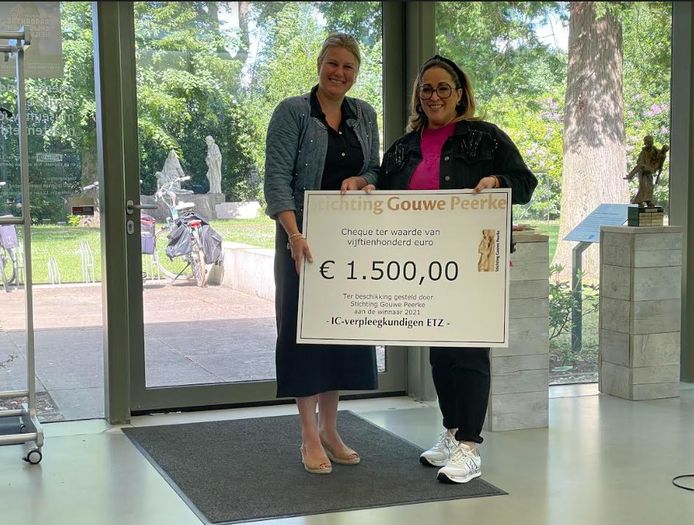Manon Bouman, organisatorisch hoofd IC ETZ, ontvangt de cheque uit handen van Gouwe Peerke voorzitter Aziza Aboulkacem (rechts).
