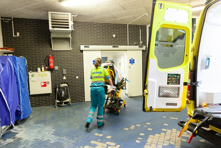 De ambulance komt aan bij de zogehete ambu-sluis van de Spoedeisende Hulp van het Wilhelmina Ziekenhuis in Assen. Beeld Harry Cock/ de Volkskrant