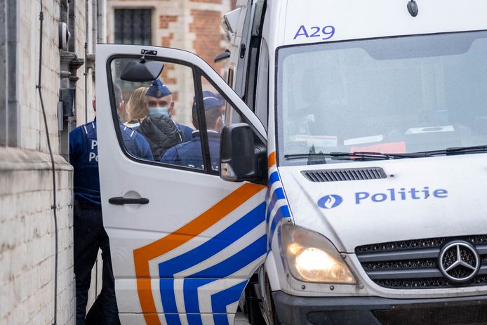 .Een verdachte wordt weggeleid aan het gerechtshof in Mechelen na huiszoekingen in het grootschalig drugsonderzoek.