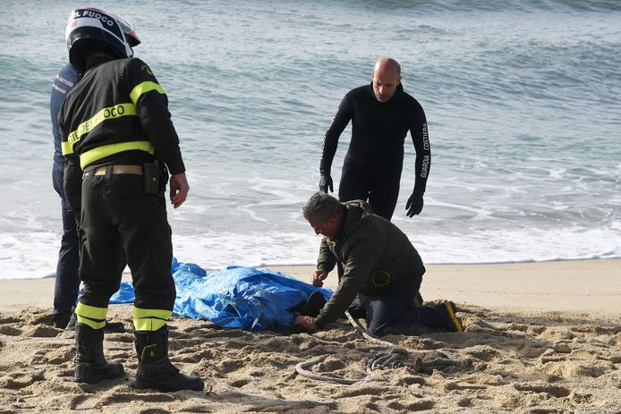 Twee dagen na het scheepsdrama spoelde nog een lichaam aan op een strand bij Steccato di Cutro, in het zuiden van Italië.