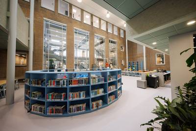 Eerst een plein, nu de nieuwe mediatheek: leerlingen krijgen eindelijk les in vernieuwde Markland