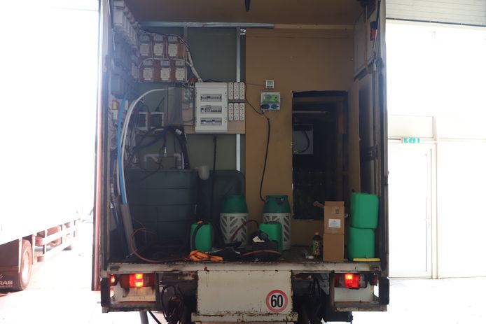Vrachtwagen ingericht als hennepkwekerij in Schijndel.
