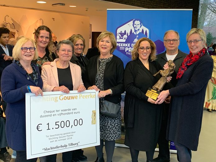 Voorzitter Stichting Gouwe Peerke (Aziza Aboulkacem) reikt Gouwe Peerke 2018 uit aan Slachtofferhulp Tilburg.