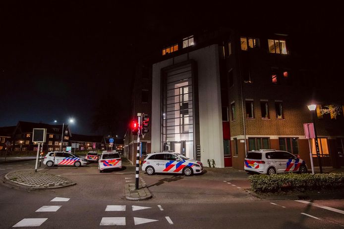 Een man veroorzaakte overlast in een flat aan de Leenderweg in Eindhoven. Daarbij vertoonde de man verward gedrag.