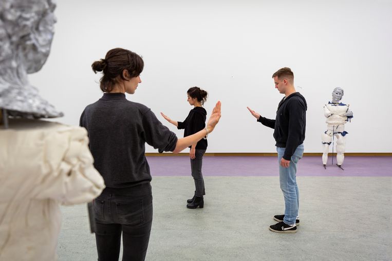 Sander Breure & Witte van Hulzen, Accidents Waiting to Happen, installatie, sculptuur, video, performance, 2019.  Beeld Daniel Nicolas