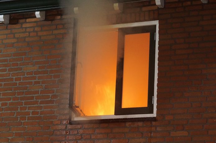 Bij een woning in de Hoofdstraat in Kaatsheuvel is zondagmiddag een grote brand uitgebroken.
