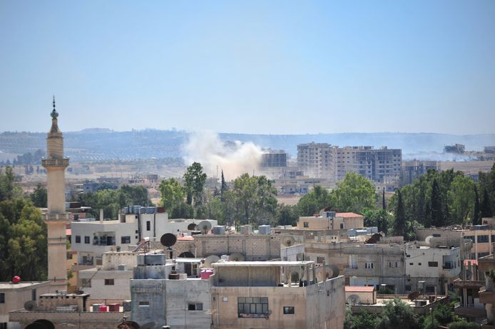 Rook stijgt op na een raketaanval op het zuidoostelijke deel van Deraa.