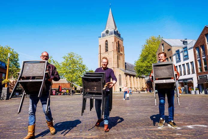 Ed Breuren, Martijn Gerits en Pike Uittenbogaard kunnen straks, net als vorig jaar, weer sjouwen met de stoeltjes voor de terrassen op het Kerkplein in Woerden.