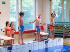 Wachttijden bij zwembaden lopen op, 5-jarigen moeten wachten voor ze zwemles kunnen volgen: ‘Uitzonderlijk’
