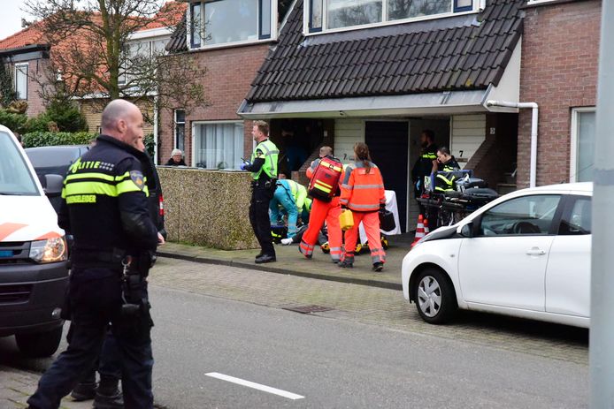 Politie en ambulancemedewerkers in de Sand Ambachtstraat in 's-Gravenzande, waar het slachtoffer werd neergestoken.