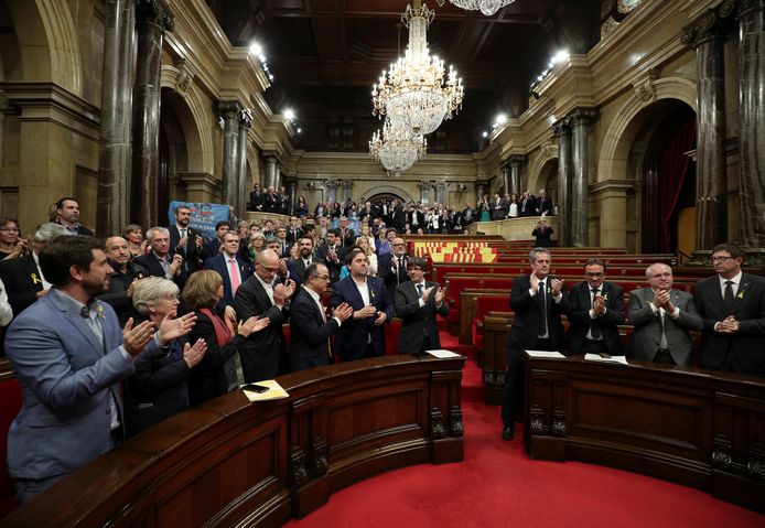 Catalaans leider Puigdemont en zijn afgevaardigden applaudiseerden na het uitroepen van de onafhankelijkheid.