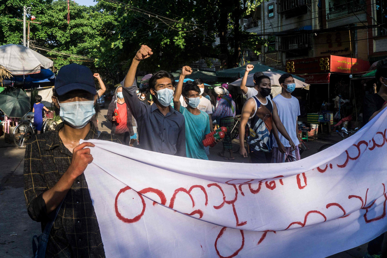 Demonstranten tijdens een protest in de Myanmarese stad Yangon tegen de militaire coup op 11 april 2021. Beeld AFP