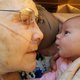 Prachtig: 92-jarige oma ontmoet achterkleinkind