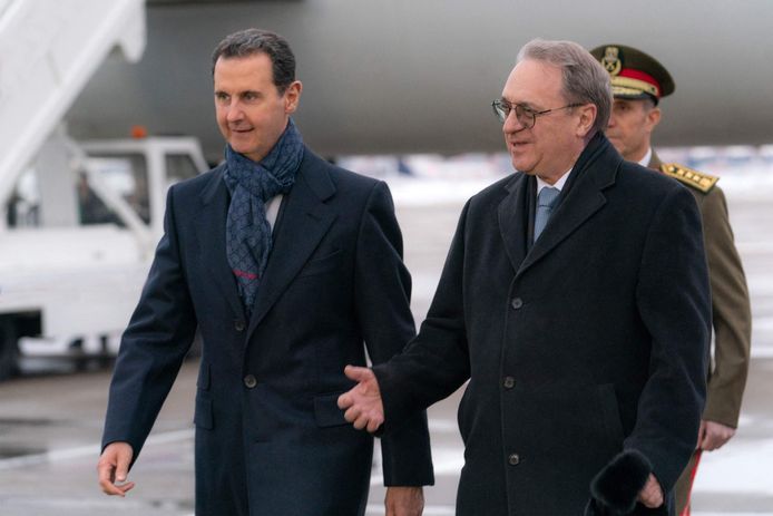 De Syrische president Bashar al-Assad (links) wordt ontvangen door de Russische vice-minister van Buitenlandse Zaken en de speciale vertegenwoordiger van de Russische president, Michail Bogdanov, bij zijn aankomst in Moskou op 14 maart 2023.