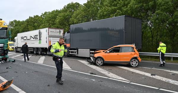 Meerdere gewonden bij botsing op viaduct boven A17 Moerdijk MOERDIJK