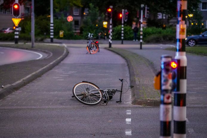 Drie fietsers gewond na ongeluk op de rotonde van de Boschdijk en de Kronehoefstraat. Auto is doorgereden.