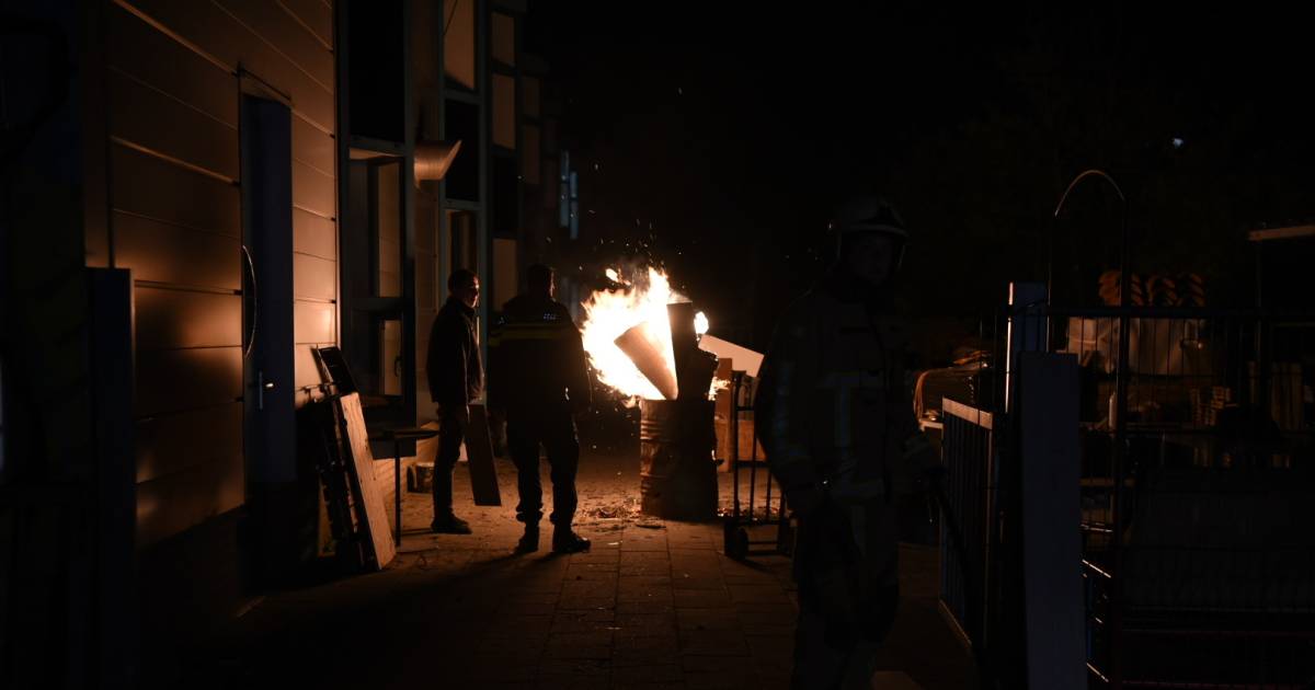 Gezellig ‘kampvuurtje' in Almelo leidt tot bezoekje van de brandweer en politieonderzoek.