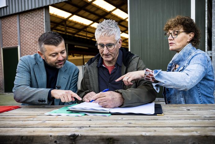 Rundveehouders Gert en Rianne Krol zetten samen met de Limburgse stikstofgedeputeerde Geert Gabriëls hun handtekening onder het vrijwillige uitkoopcontract.