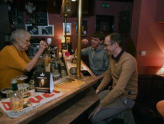 INTERVIEW. Cafébazin Germaine (78), moeder van alle Leuvense studenten: “Zo blij dat ze weer aan mijn toog zitten. Maar als het moet, ben ik streng”