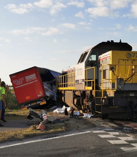 Locomotief ramt vrachtwagen op overweg in Waaslandhaven